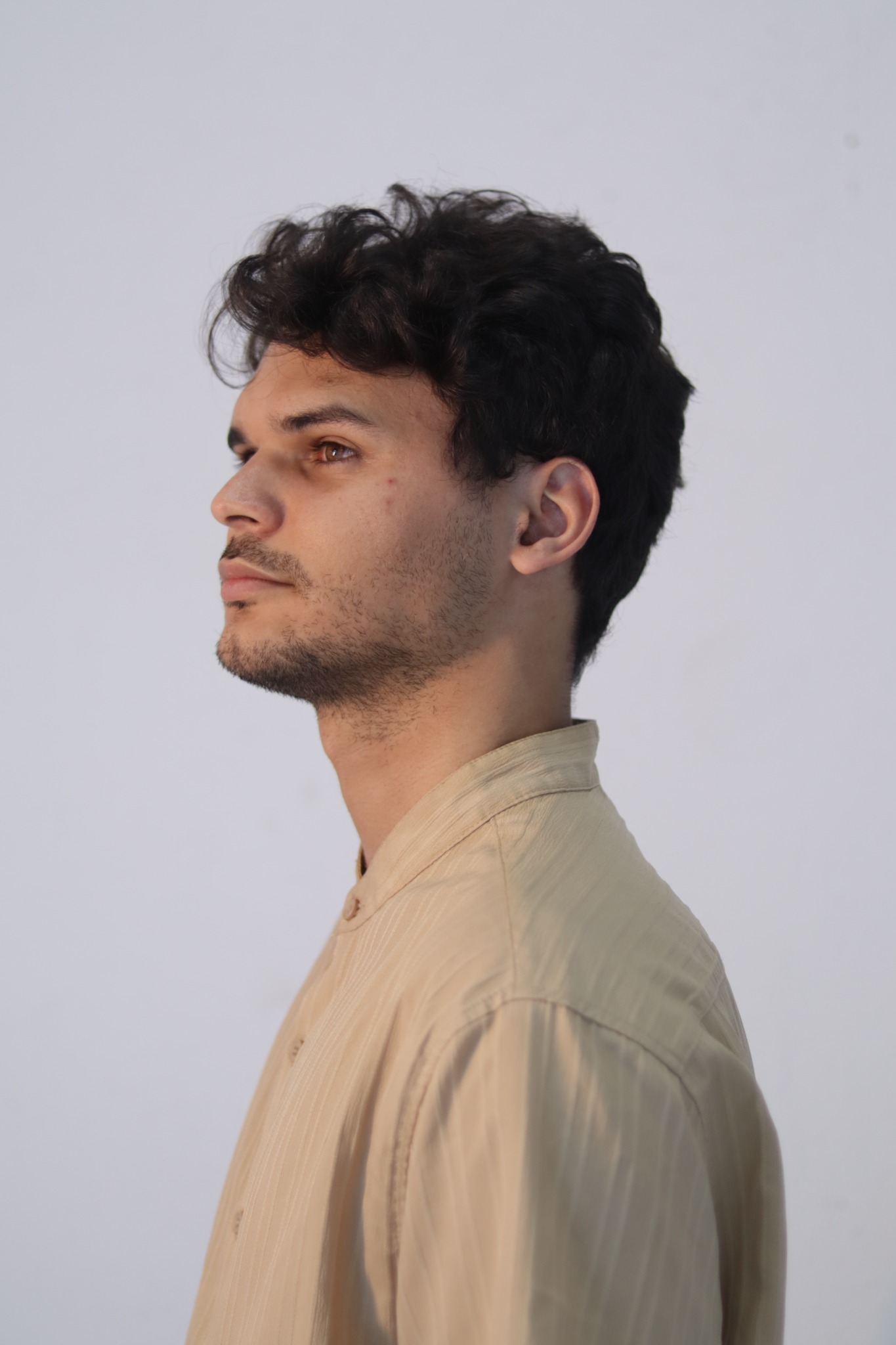 Retrato de Gilmar Amaro de perfil, olhando para a esquerda